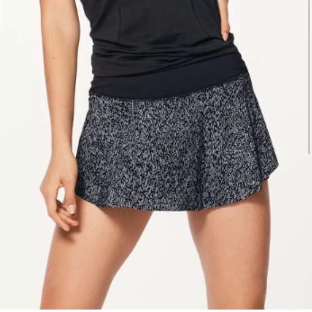 Lululemon Quick Pace Skirt Size 4 NO flaws excellent condition